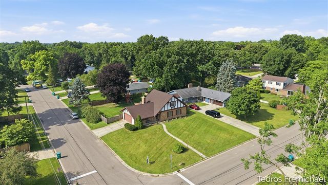 2423 Ridgefield Road, Portage, MI 49024