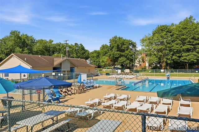 2423 Ridgefield Road, Portage, MI 49024
