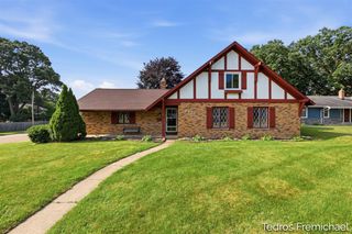 2423 Ridgefield Road, Portage, MI 49024