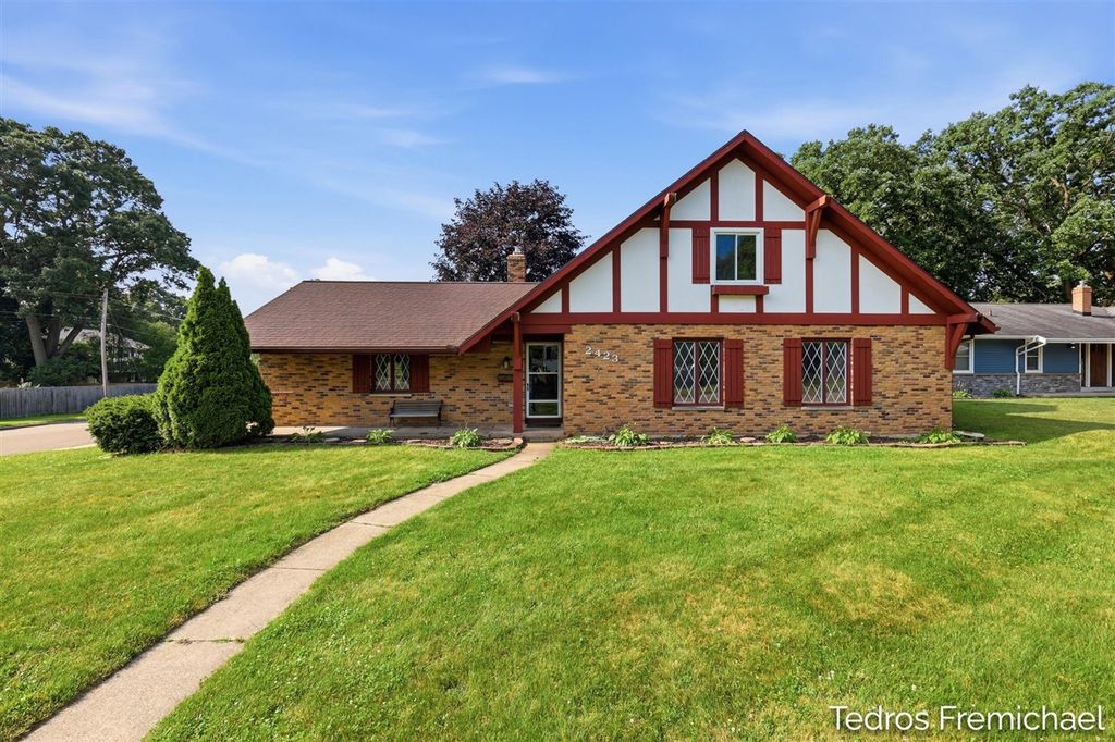 2423 Ridgefield Road, Portage, MI 49024