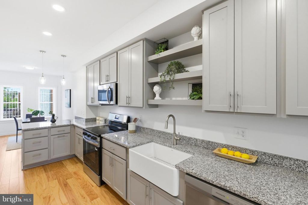 Image 7 of property listing at 1307 N BROADWAY, Baltimore, MD 21213