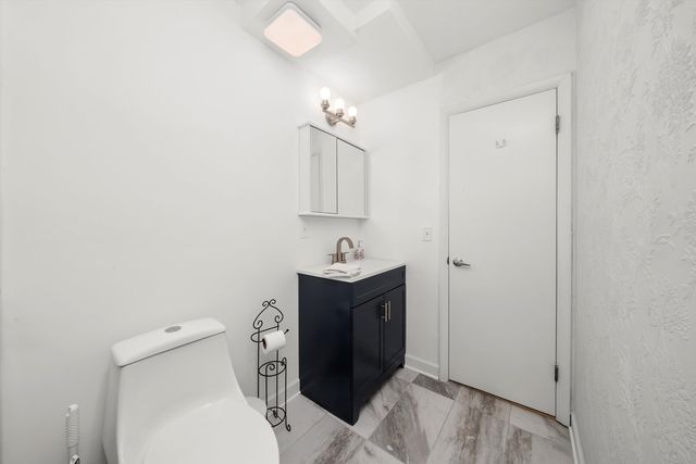 415 S Maple Avenue 202, Oak Park, IL 60302