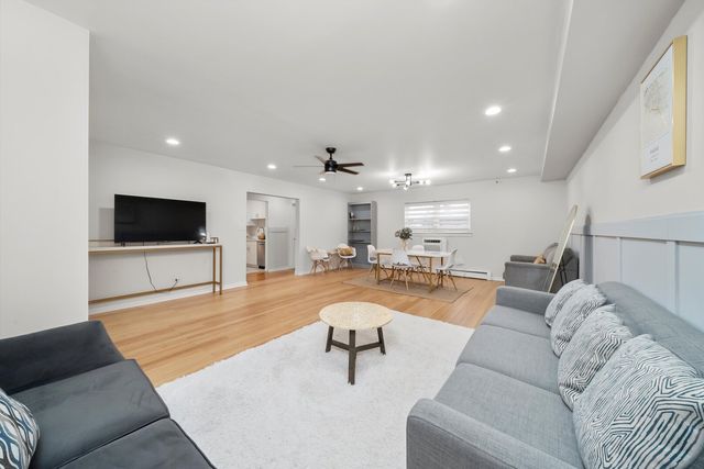 415 S Maple Avenue 202, Oak Park, IL 60302