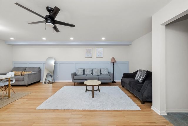 415 S Maple Avenue 202, Oak Park, IL 60302