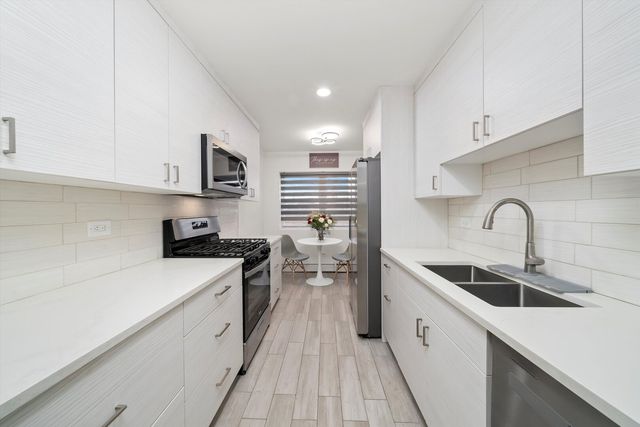 415 S Maple Avenue 202, Oak Park, IL 60302