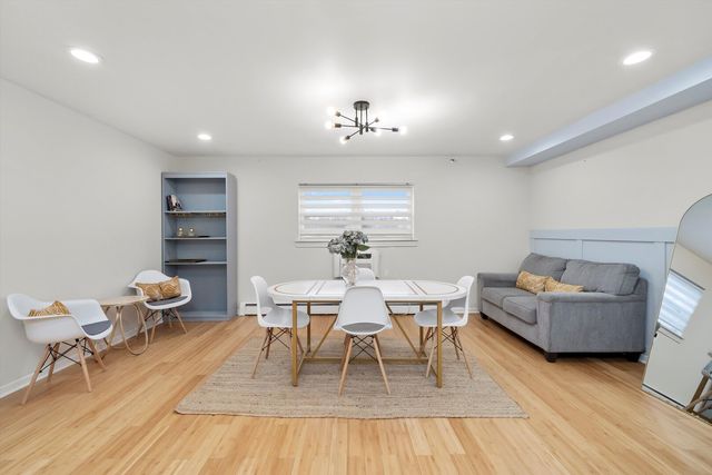 415 S Maple Avenue 202, Oak Park, IL 60302