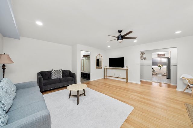 415 S Maple Avenue 202, Oak Park, IL 60302