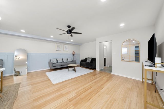 415 S Maple Avenue 202, Oak Park, IL 60302