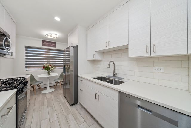 415 S Maple Avenue 202, Oak Park, IL 60302