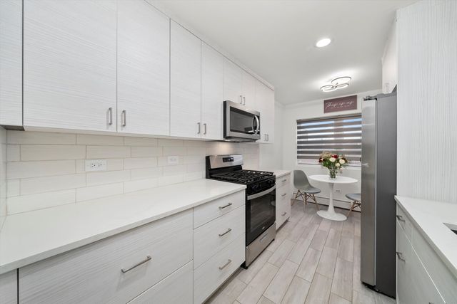 415 S Maple Avenue 202, Oak Park, IL 60302