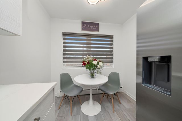 415 S Maple Avenue 202, Oak Park, IL 60302