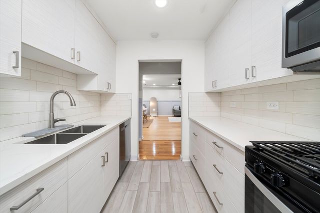 415 S Maple Avenue 202, Oak Park, IL 60302