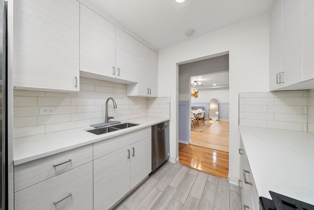 415 S Maple Avenue 202, Oak Park, IL 60302