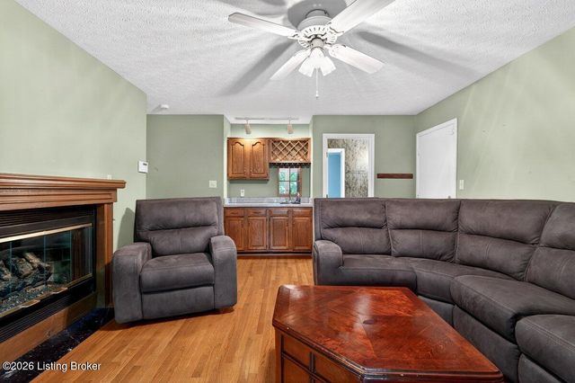 6813 Stone Hill Rd, Louisville, KY 40214