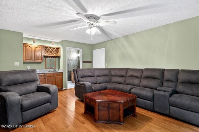 6813 Stone Hill Rd, Louisville, KY 40214