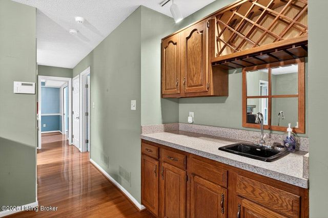 6813 Stone Hill Rd, Louisville, KY 40214
