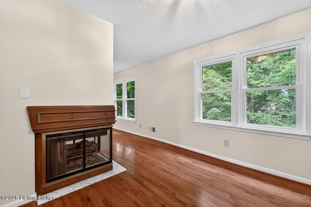6813 Stone Hill Rd, Louisville, KY 40214