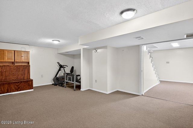 6813 Stone Hill Rd, Louisville, KY 40214