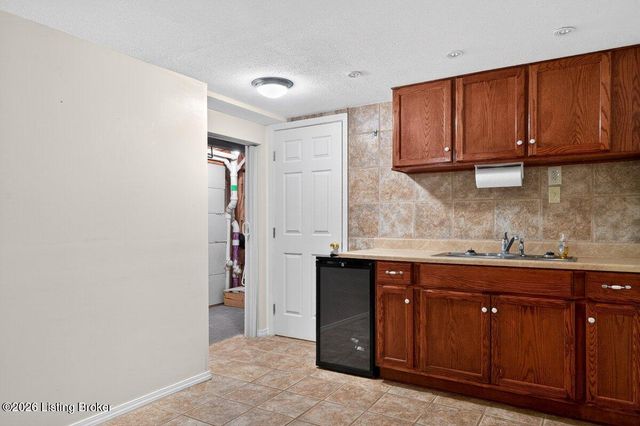 6813 Stone Hill Rd, Louisville, KY 40214
