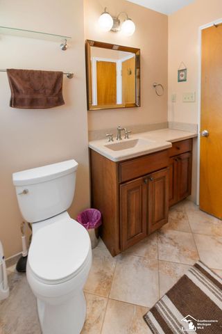 1852 E Longmeadow Road, Trenton, MI 48183