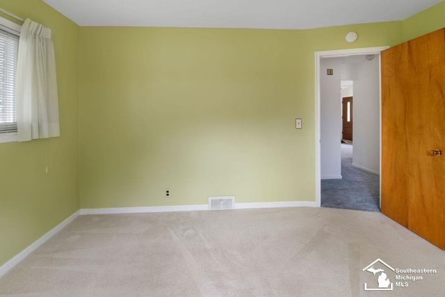1852 E Longmeadow Road, Trenton, MI 48183