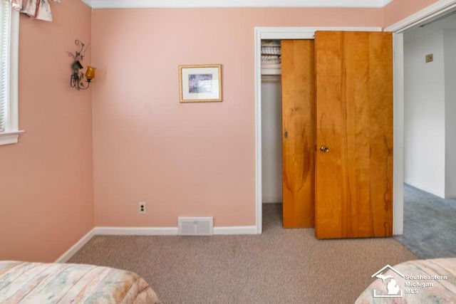 1852 E Longmeadow Road, Trenton, MI 48183