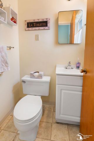 1852 E Longmeadow Road, Trenton, MI 48183