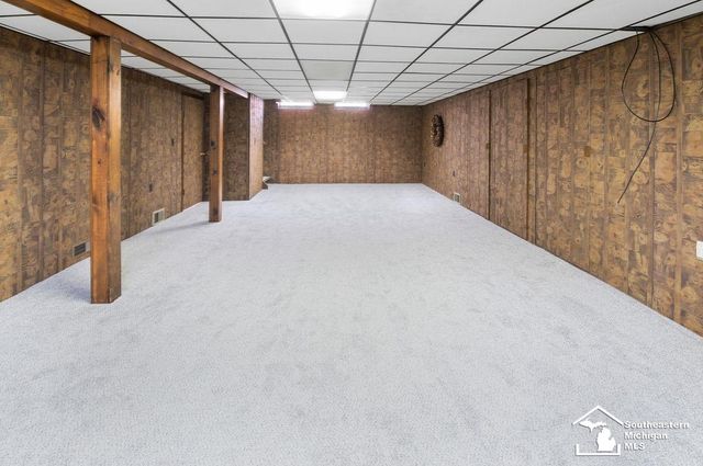 1852 E Longmeadow Road, Trenton, MI 48183