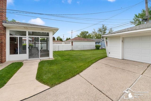 1852 E Longmeadow Road, Trenton, MI 48183