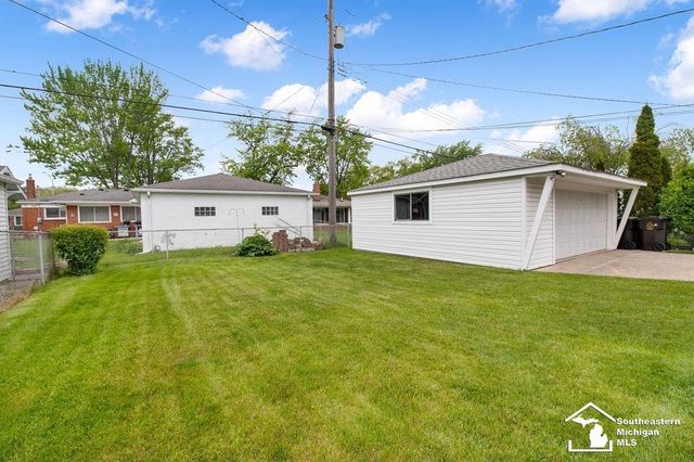1852 E Longmeadow Road, Trenton, MI 48183