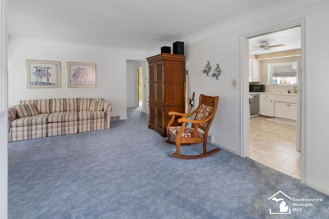 1852 E Longmeadow Road, Trenton, MI 48183
