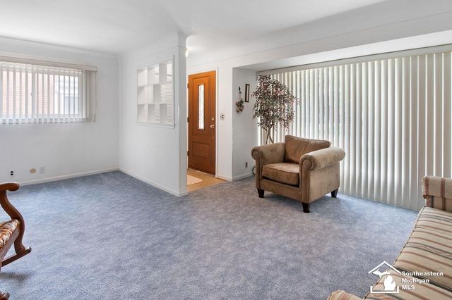 1852 E Longmeadow Road, Trenton, MI 48183