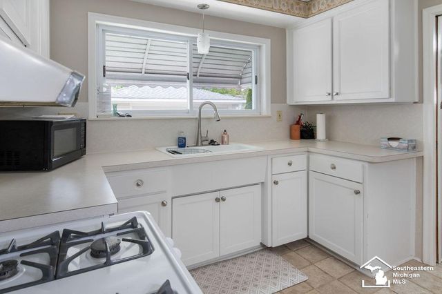 1852 E Longmeadow Road, Trenton, MI 48183