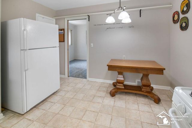 1852 E Longmeadow Road, Trenton, MI 48183