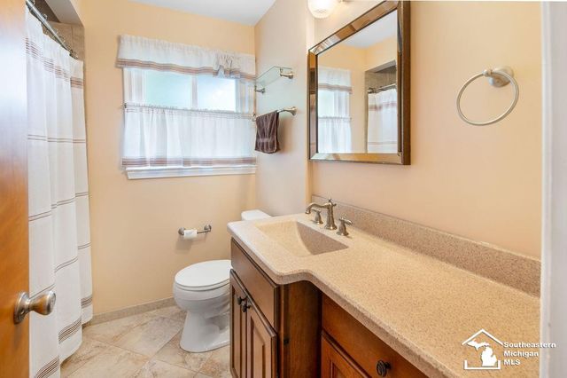 1852 E Longmeadow Road, Trenton, MI 48183