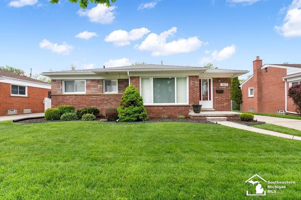 1852 E Longmeadow Road, Trenton, MI 48183