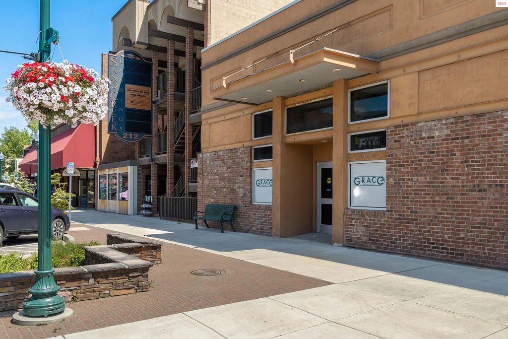 208 N 1st Avenue, Sandpoint, ID 83864 photo 2