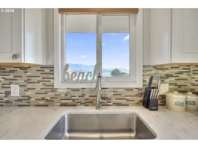 19 OTTER Ter, Brookings, OR 97415