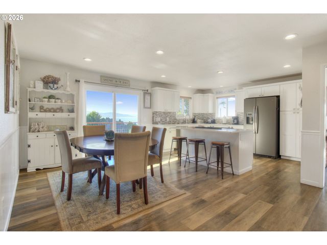 19 OTTER Ter, Brookings, OR 97415