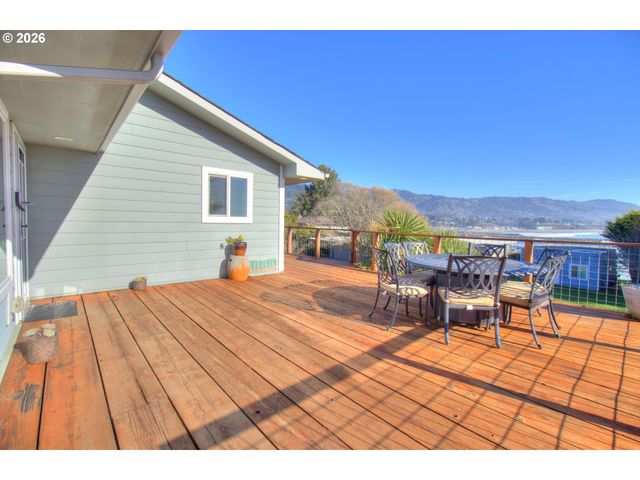19 OTTER Ter, Brookings, OR 97415