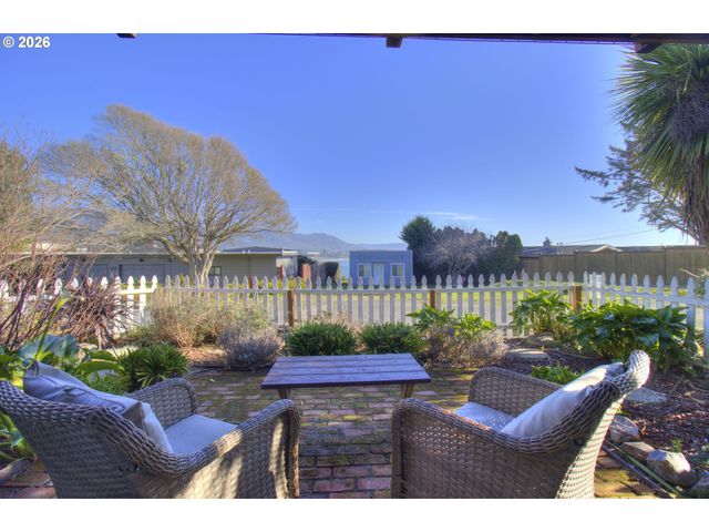 19 OTTER Ter, Brookings, OR 97415