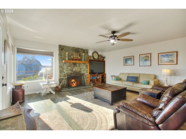19 OTTER Ter, Brookings, OR 97415