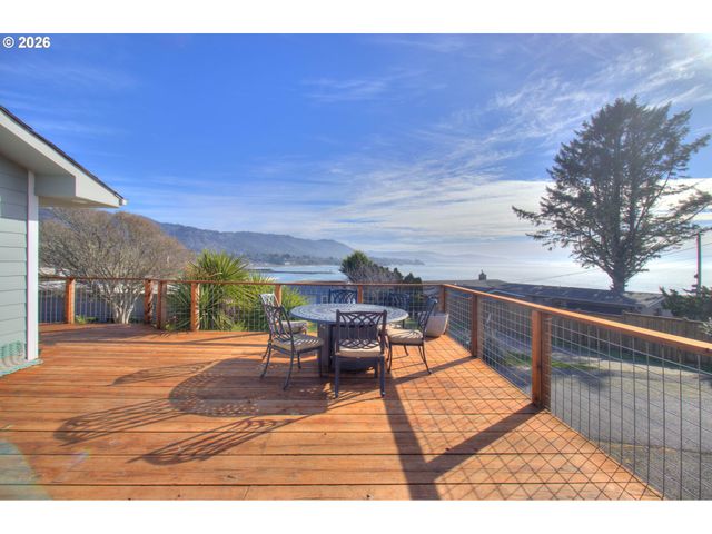 19 OTTER Ter, Brookings, OR 97415