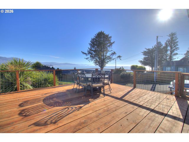 19 OTTER Ter, Brookings, OR 97415