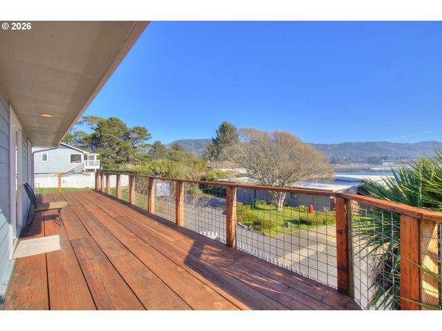 19 OTTER Ter, Brookings, OR 97415