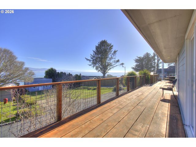 19 OTTER Ter, Brookings, OR 97415