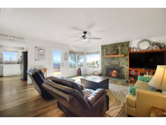 19 OTTER Ter, Brookings, OR 97415