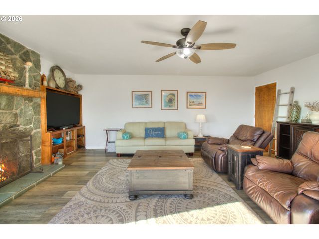 19 OTTER Ter, Brookings, OR 97415