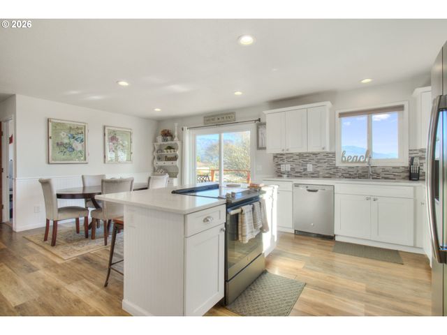 19 OTTER Ter, Brookings, OR 97415
