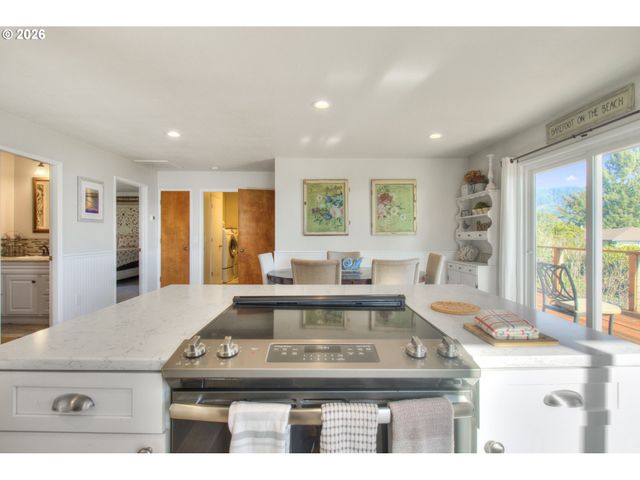 19 OTTER Ter, Brookings, OR 97415